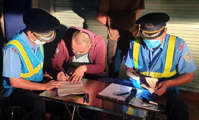 Phạt 150 triệu đồng hai tài xế chở quá tải, còn cố thủ trong xe gọi điện cầu cứu - 2