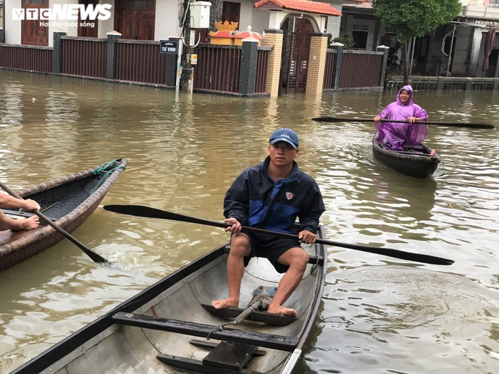 Ảnh: Nhói lòng cảnh sinh hoạt của dân miền Trung khi nước lũ nhấn chìm nhà cửa - 11