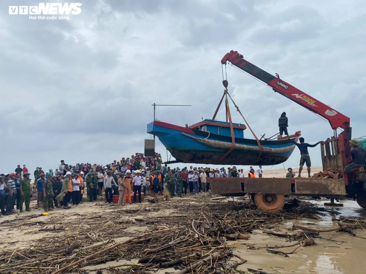 Dùng trực thăng cứu 8 thuyền viên trên tàu Vietship 01 đang chìm - 2