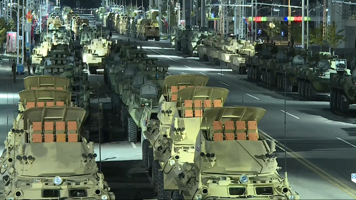 Lễ duyệt binh Triều Tiên: Binh sỹ bật khóc, tên lửa xuyên lục địa mới xuất hiện - 4