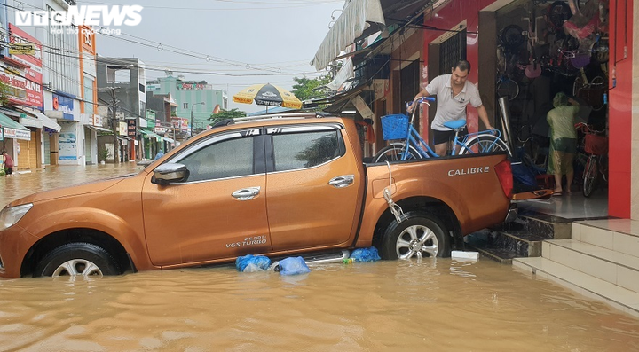 Ảnh: Dân vùng 'rốn lũ' Quảng Nam hối hả dọn đồ chạy lũ - 7