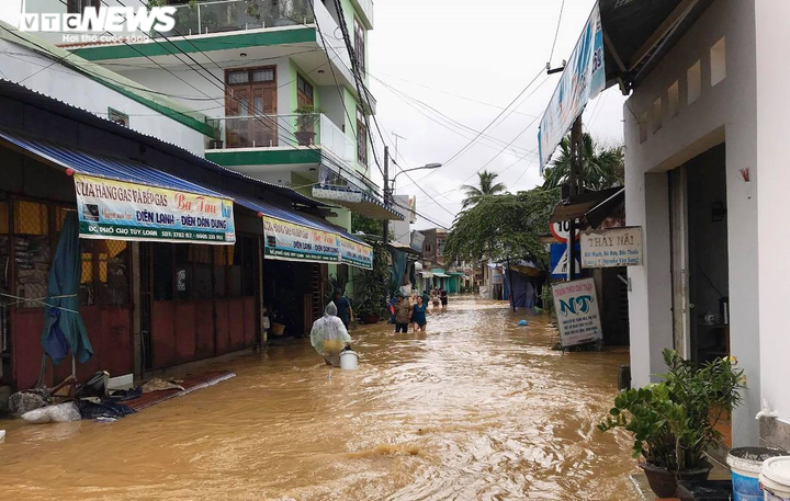 Mưa như trút nhiều ngày đêm, dân Đà Nẵng khốn khổ gồng mình trong lũ - 2