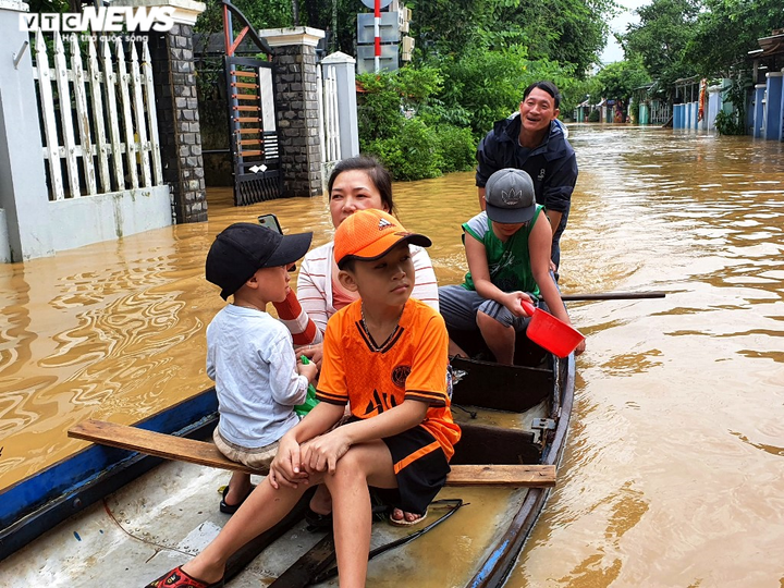Mưa như trút nhiều ngày đêm, dân Đà Nẵng khốn khổ gồng mình trong lũ - 5