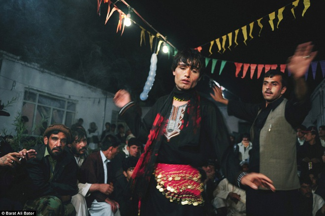 Những bé trai bị cưỡng hiếp đến chết ở Afghanistan - 3