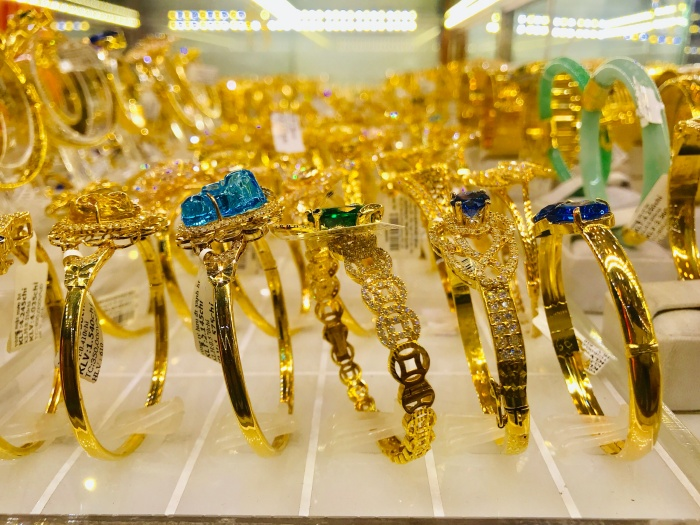 Giá vàng tiến xa ngưỡng 1.900 USD/ounce - 1