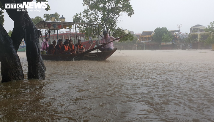 Nước lên nhanh, dân phố cổ Hội An trầm mình dưới mưa trắng trời khuân đồ chạy lũ - 2