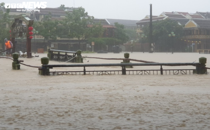 Nước lên nhanh, dân phố cổ Hội An trầm mình dưới mưa trắng trời khuân đồ chạy lũ - 3