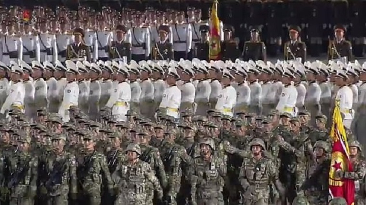 Lễ duyệt binh Triều Tiên: Binh sỹ bật khóc, tên lửa xuyên lục địa mới xuất hiện - 7