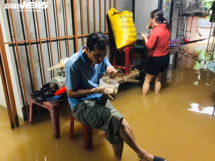 Ảnh: Nhói lòng cảnh sinh hoạt của dân miền Trung khi nước lũ nhấn chìm nhà cửa - 7