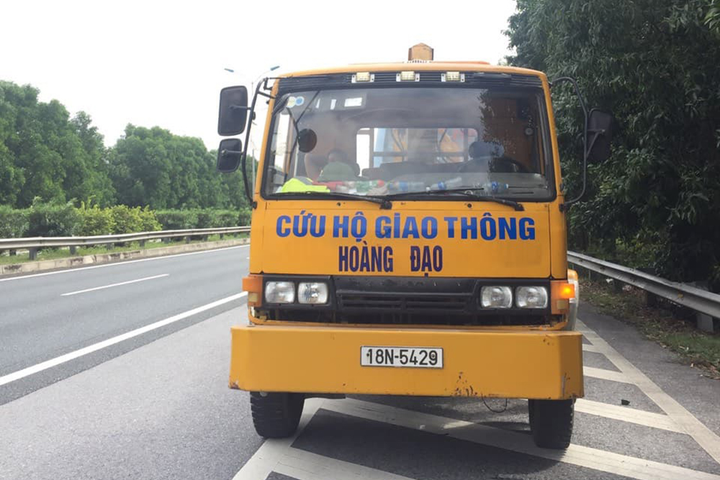 Tạm giữ xe cứu hộ chạy ngược chiều trên cao tốc Pháp Vân-Cầu Giẽ - 1