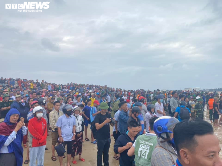 Cứu thành công 8 thuyền viên tàu Vietship 01, tìm thấy thi thể 2 người mất tích - 2