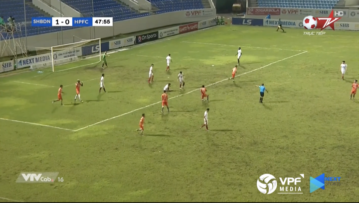 Miền Trung mưa lớn, cầu thủ SHB Đà Nẵng đại chiến Hải Phòng trên 'sân ruộng' - 2