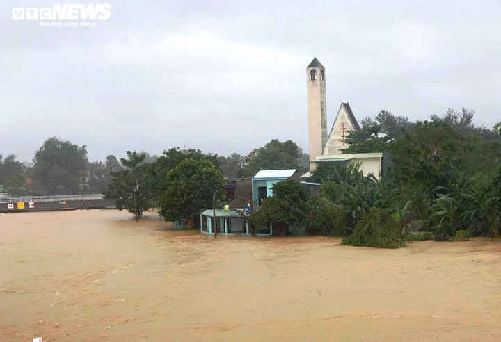 Bão chồng lũ ở Đà Nẵng: 3 người mất tích, 4 tàu chìm, hơn 4.000 nhà bị ngập - 2