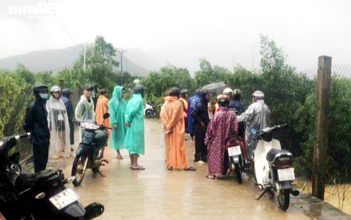 Bão chồng lũ ở Đà Nẵng: 3 người mất tích, 4 tàu chìm, hơn 4.000 nhà bị ngập - 1