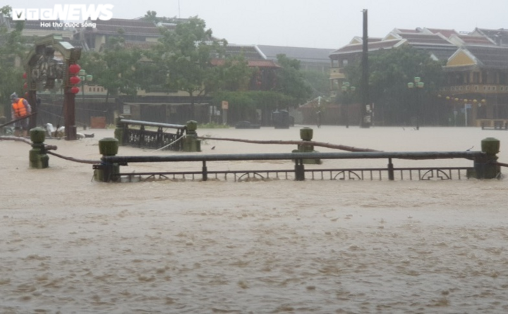 Lũ trên nhiều sông xuống chậm, Quảng Nam lại chuẩn bị đón bão - 1