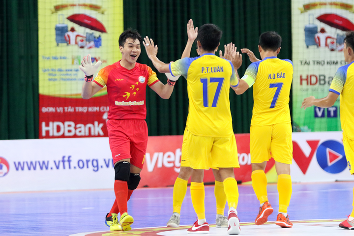 Lượt 14 giải Futsal HDBank 2020: Hai đội bóng Khánh Hoà thắng đậm - 1