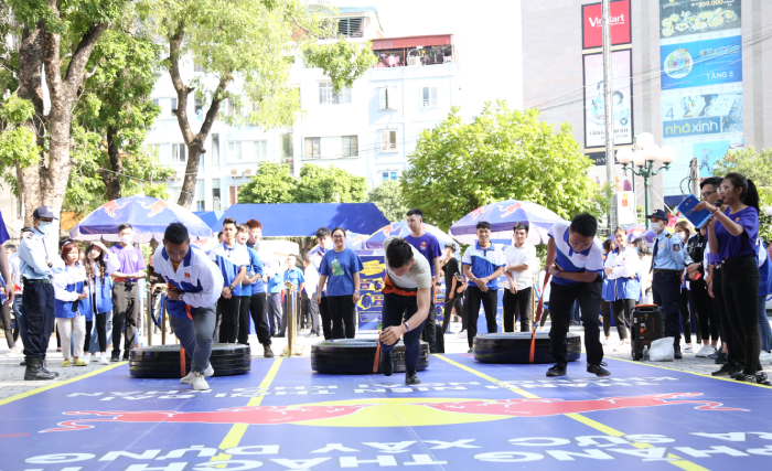 Thanh niên hào hứng thi thể lực, trí tuệ tại ngày hội 'Tôi yêu Tổ quốc tôi' - 1