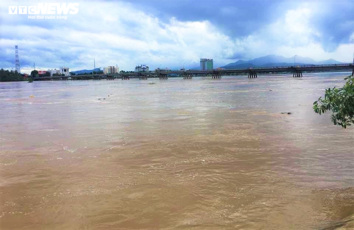 Lũ lên nhanh, Quảng Ngãi cảnh báo sạt lở - 1