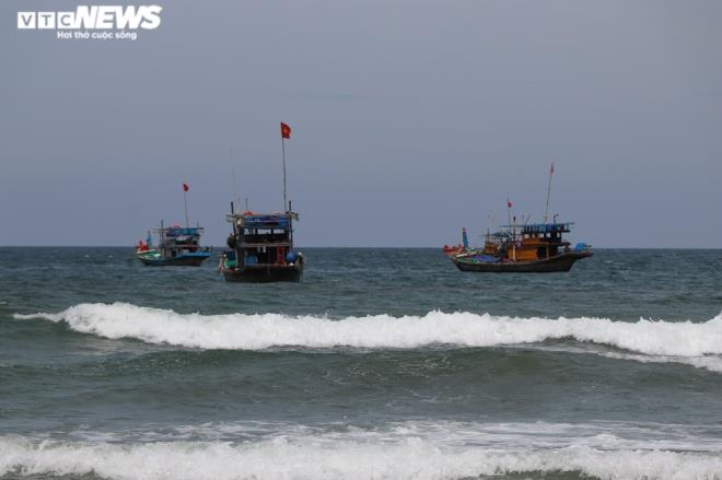 Lũ trên nhiều sông xuống chậm, Quảng Nam lại chuẩn bị đón bão - 2