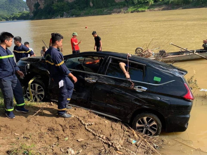 Ô tô lao xuống sông, 3 người chết ngạt trong xe - 1