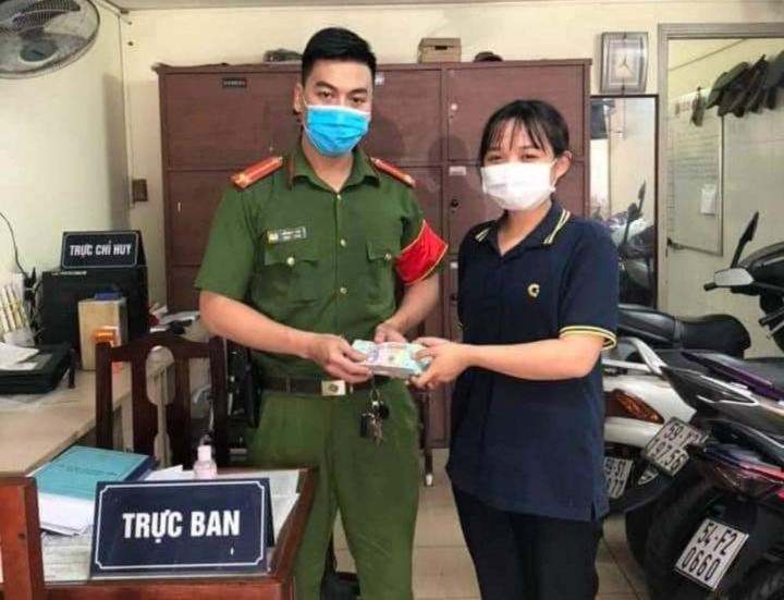 Nữ sinh viên giao 200 triệu đồng nhặt được nhờ công an tìm người đánh rơi - 1