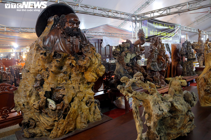 Choáng ngợp nội thất bằng gỗ khổng lồ, giá siêu đắt ở hội chợ Hà Nội - 10