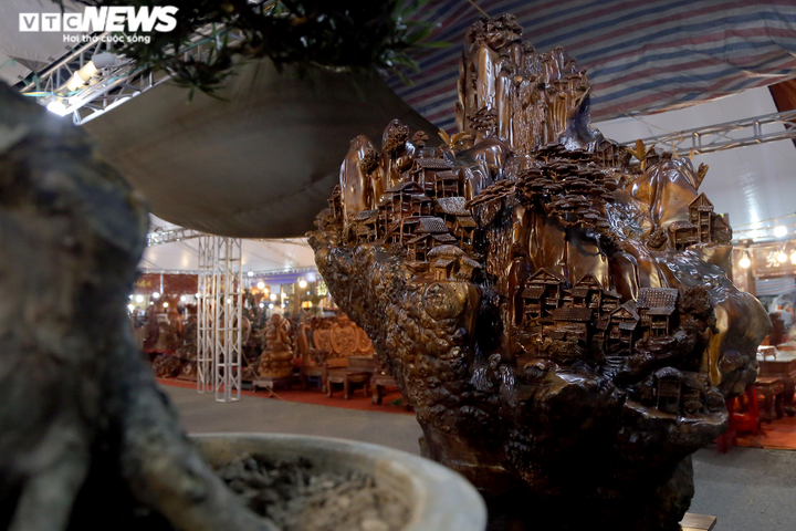 Choáng ngợp nội thất bằng gỗ khổng lồ, giá siêu đắt ở hội chợ Hà Nội - 13