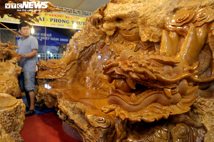 Choáng ngợp nội thất bằng gỗ khổng lồ, giá siêu đắt ở hội chợ Hà Nội - 3