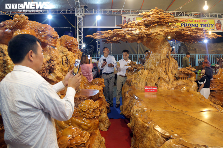 Choáng ngợp nội thất bằng gỗ khổng lồ, giá siêu đắt ở hội chợ Hà Nội - 4