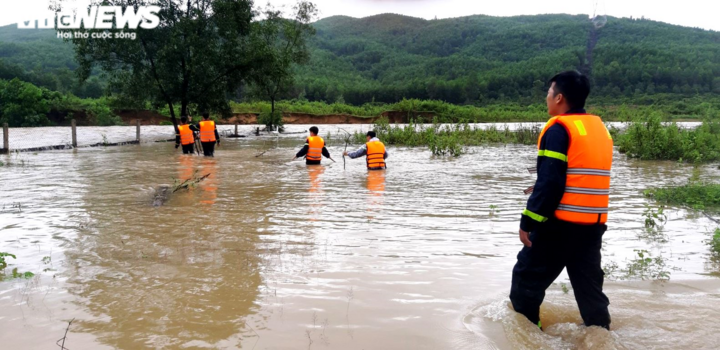 Cận cảnh dân miền Trung dầm mình sống chung với lũ - 8