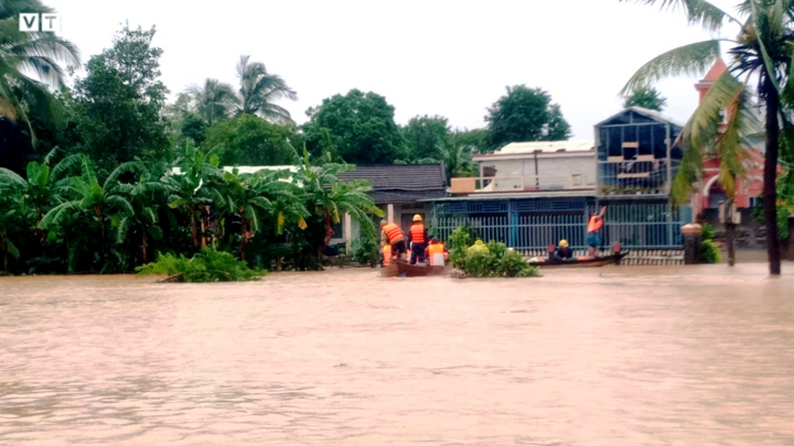 Cận cảnh dân miền Trung dầm mình sống chung với lũ - 6