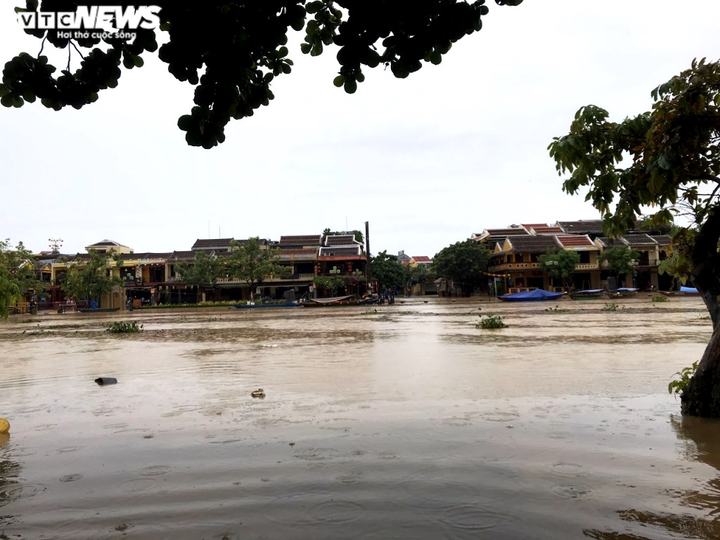 Thủy điện xả tràn, dân miền Trung chìm trong biển nước, 30 người chết, mất tích - 3