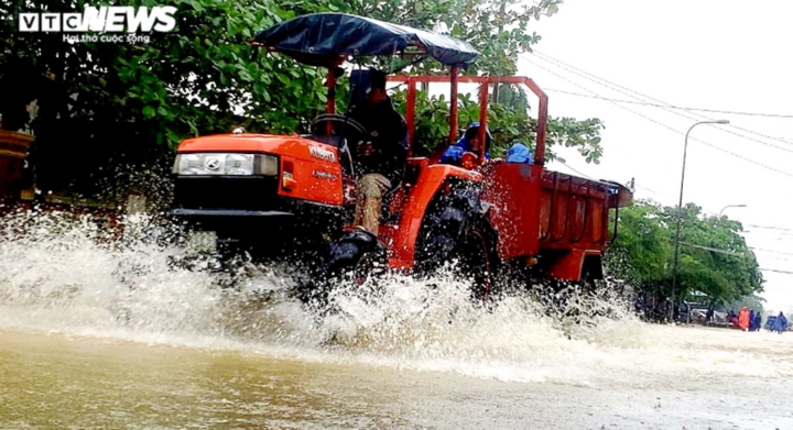 Cận cảnh dân miền Trung dầm mình sống chung với lũ - 4