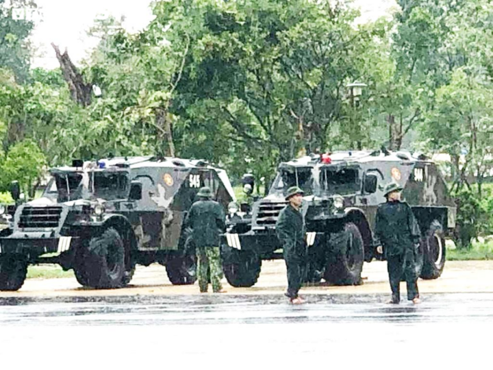 Cận cảnh dân miền Trung dầm mình sống chung với lũ - 5