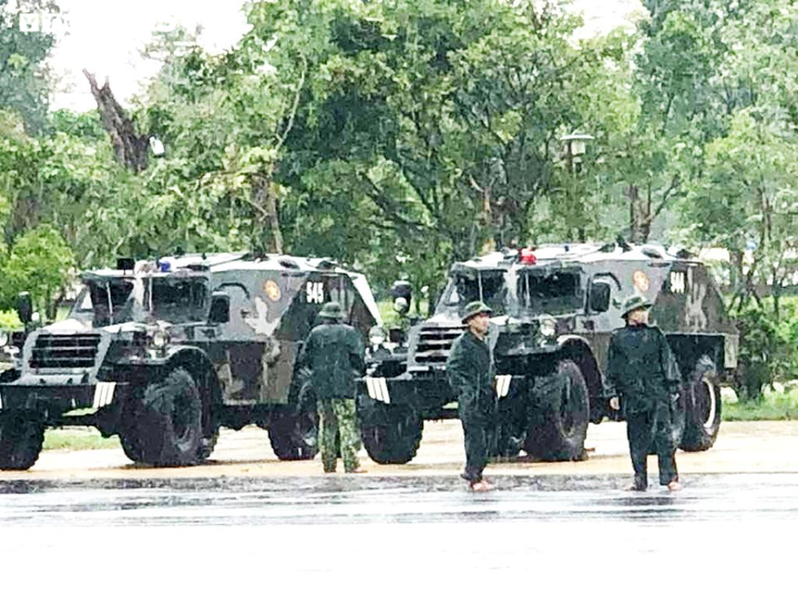 Thừa Thiên-Huế vẫn chìm trong lũ, Bộ Quốc phòng đưa quân, khí tài vào hỗ trợ - 2