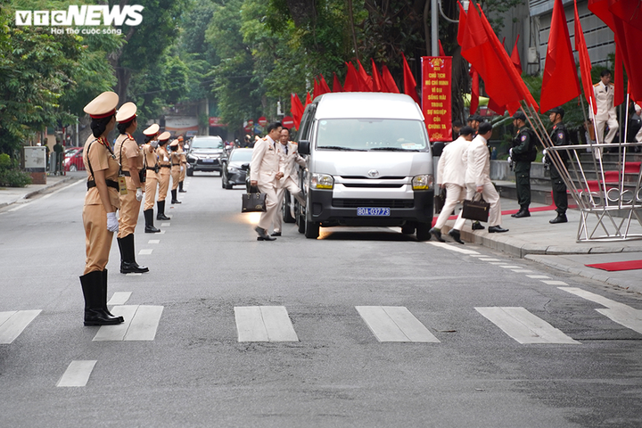 Những 'bóng hồng' CSGT dẫn đoàn phục vụ 2 Đại hội Đảng bộ ở Hà Nội - 1