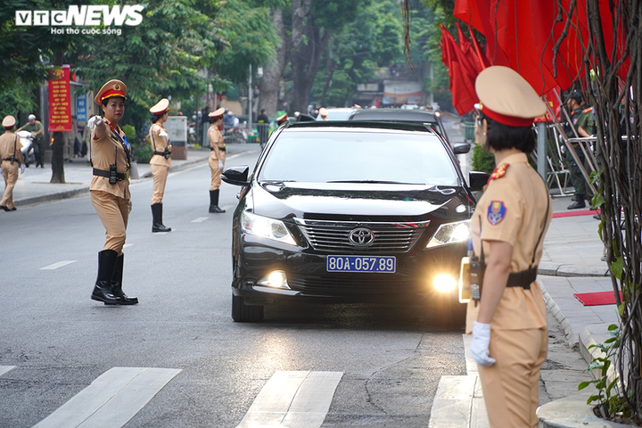 Những 'bóng hồng' CSGT dẫn đoàn phục vụ 2 Đại hội Đảng bộ ở Hà Nội - 2