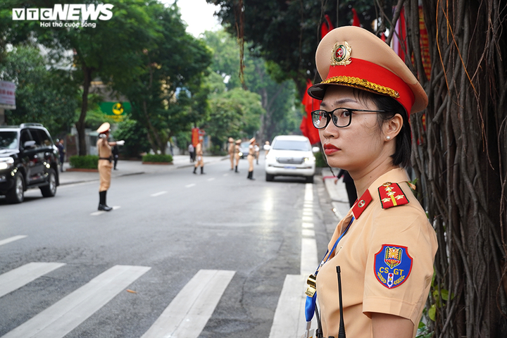 Những 'bóng hồng' CSGT dẫn đoàn phục vụ 2 Đại hội Đảng bộ ở Hà Nội - 3