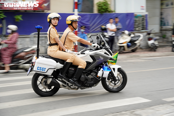 Những 'bóng hồng' CSGT dẫn đoàn phục vụ 2 Đại hội Đảng bộ ở Hà Nội - 5