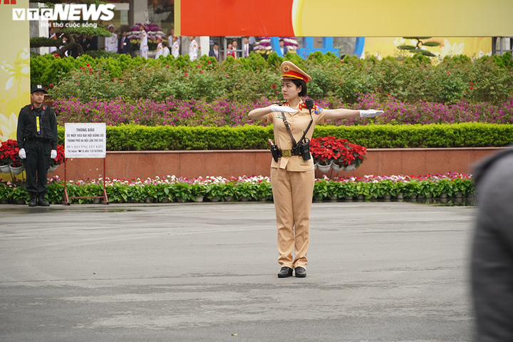 Những 'bóng hồng' CSGT dẫn đoàn phục vụ 2 Đại hội Đảng bộ ở Hà Nội - 6