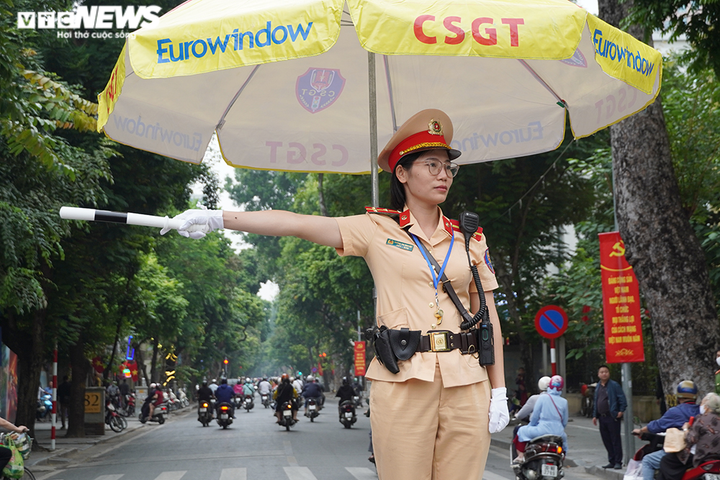 Những 'bóng hồng' CSGT dẫn đoàn phục vụ 2 Đại hội Đảng bộ ở Hà Nội - 7