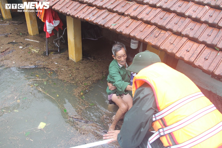 Lũ trên nhiều sông đạt đỉnh và xuống chậm, Quảng Nam cảnh báo nguy cơ lũ quét - 2