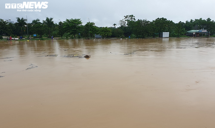 Lũ trên nhiều sông đạt đỉnh và xuống chậm, Quảng Nam cảnh báo nguy cơ lũ quét - 1