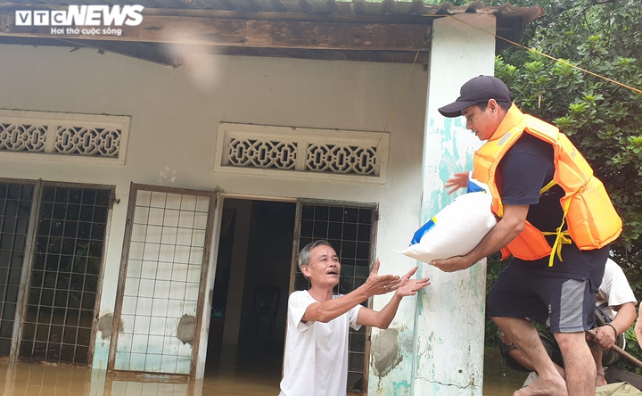 Chèo ghe, vượt lũ sẻ chia từng bao gạo, gói mỳ tôm cho người dân ở Hội An - 9