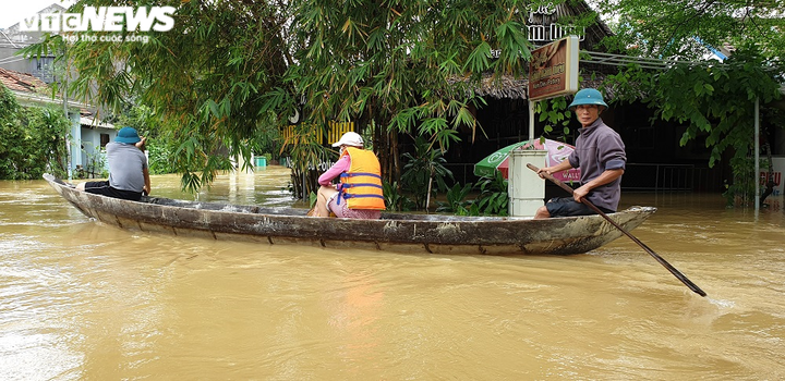 Chèo ghe, vượt lũ sẻ chia từng bao gạo, gói mỳ tôm cho người dân ở Hội An - 1