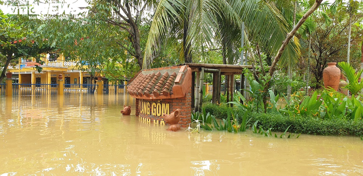 Chèo ghe, vượt lũ sẻ chia từng bao gạo, gói mỳ tôm cho người dân ở Hội An - 3