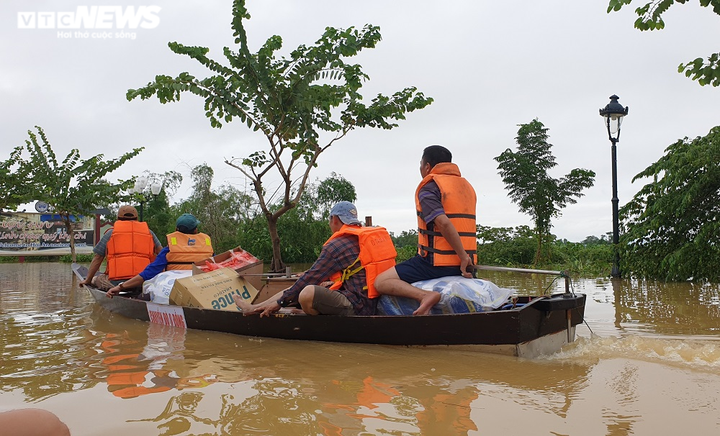 Chèo ghe, vượt lũ sẻ chia từng bao gạo, gói mỳ tôm cho người dân ở Hội An - 5