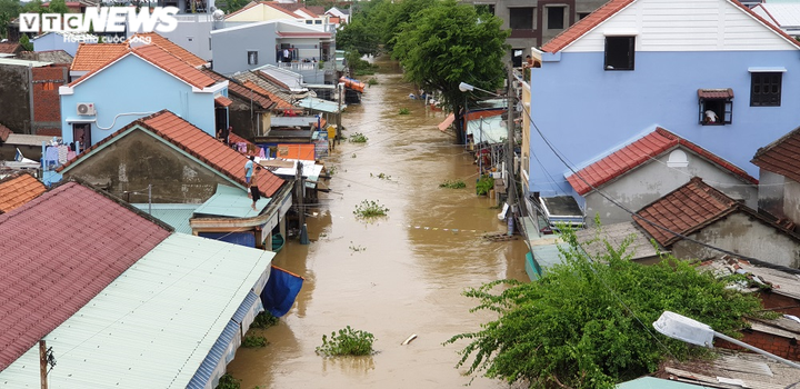 Chèo ghe, vượt lũ sẻ chia từng bao gạo, gói mỳ tôm cho người dân ở Hội An - 10