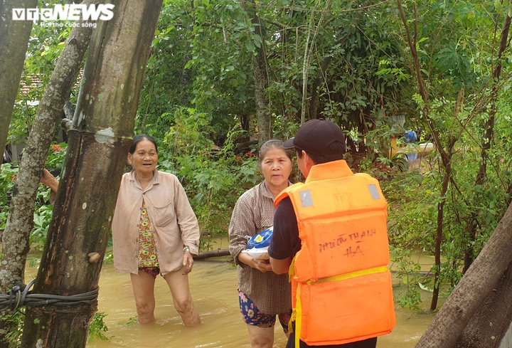 Chèo ghe, vượt lũ sẻ chia từng bao gạo, gói mỳ tôm cho người dân ở Hội An - 8
