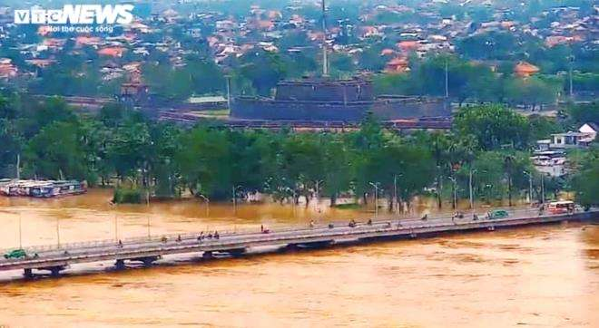 Tạm dừng chạy tàu khách từ Hà Nội đến Huế vì lũ - 1